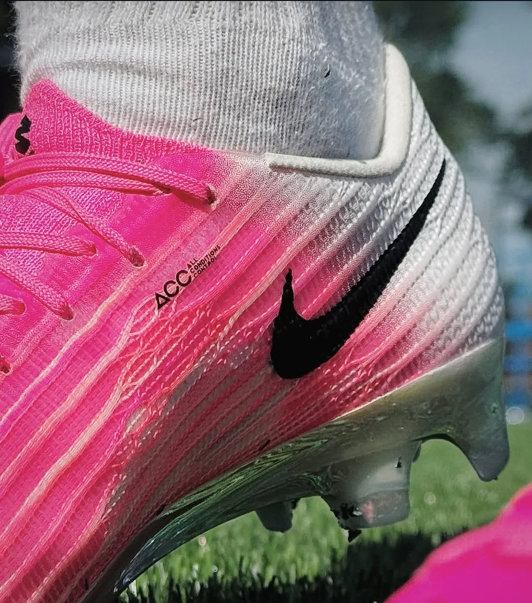 Mercurial Vapor 16 Academy IC "Pink Blast"